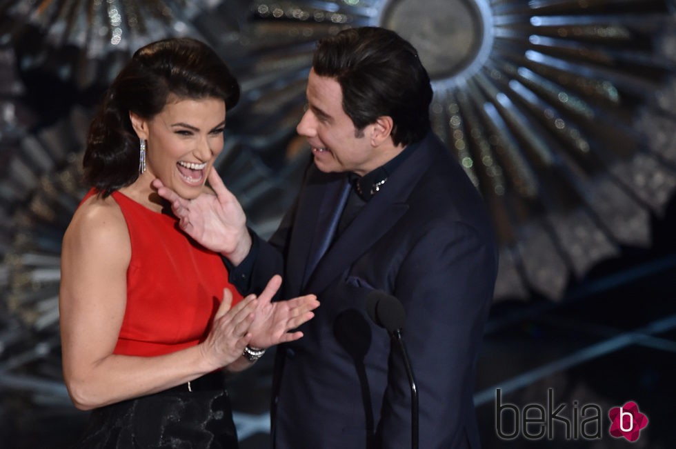 John Travolta e Idina Menzel se reencuentran en la gala de los Oscar
