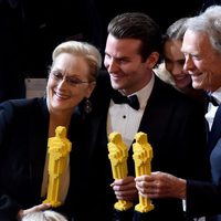 Meryl Streep, Bradley Cooper y Clint Eastwood posan con sus Oscar de LEGO
