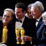 Meryl Streep, Bradley Cooper y Clint Eastwood posan con sus Oscar de LEGO