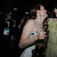 Julianne Moore y Emma Stone posan con sus estatuillas después de los Oscar 2015
