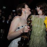 Julianne Moore y Emma Stone posan con sus estatuillas después de los Oscar 2015