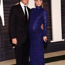 Molly Sims y Scott Stuber en la fiesta Vanity Fair tras los Oscar 2015