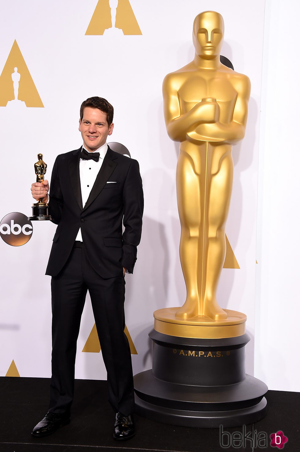 Graham Moore posa con su Oscar a 'Mejor Guión Adaptado'