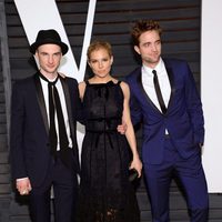 Tom Sturridge, Sienna Miller y Robert Pattinson en la fiesta Vanity Fair tras los Oscar 2015