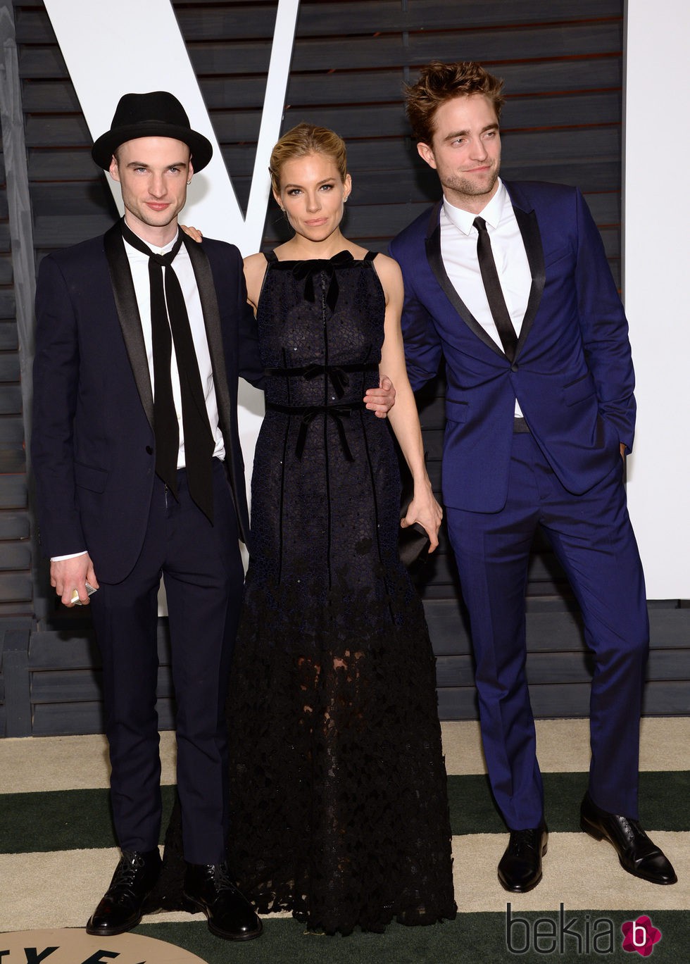 Tom Sturridge, Sienna Miller y Robert Pattinson en la fiesta Vanity Fair tras los Oscar 2015