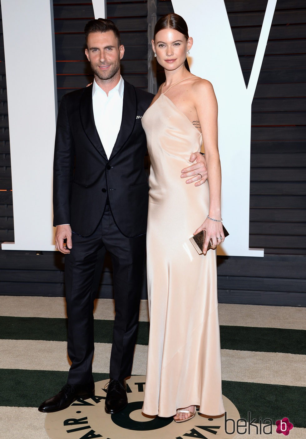 Adam Levine y Behati Prinsloo en la fiesta Vanity Fair tras los Oscar 2015