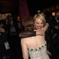 Julianne Moore y Margot Robbie se abrazan en la fiesta Governors Ball tras los Oscar 2015