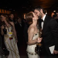 Julianne Moore besa a su marido en la fiesta Governors Ball tras los Oscar 2015