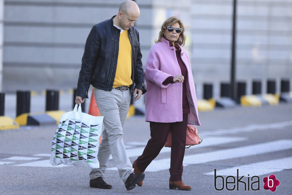María Teresa Campos, de compras por Madrid con su chófer