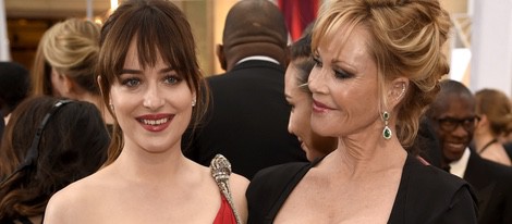 Melanie Griffith posa orgullosa con su hija Dakota Johnson en la alfombra roja de los premios Oscar 2015