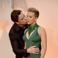 John Travolta da un beso a Scarlett Johansson en la alfombra roja de los Oscar 2015