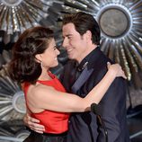 Idina Menzel y John Travolta presentan un premio en la gala de los Oscar 2015