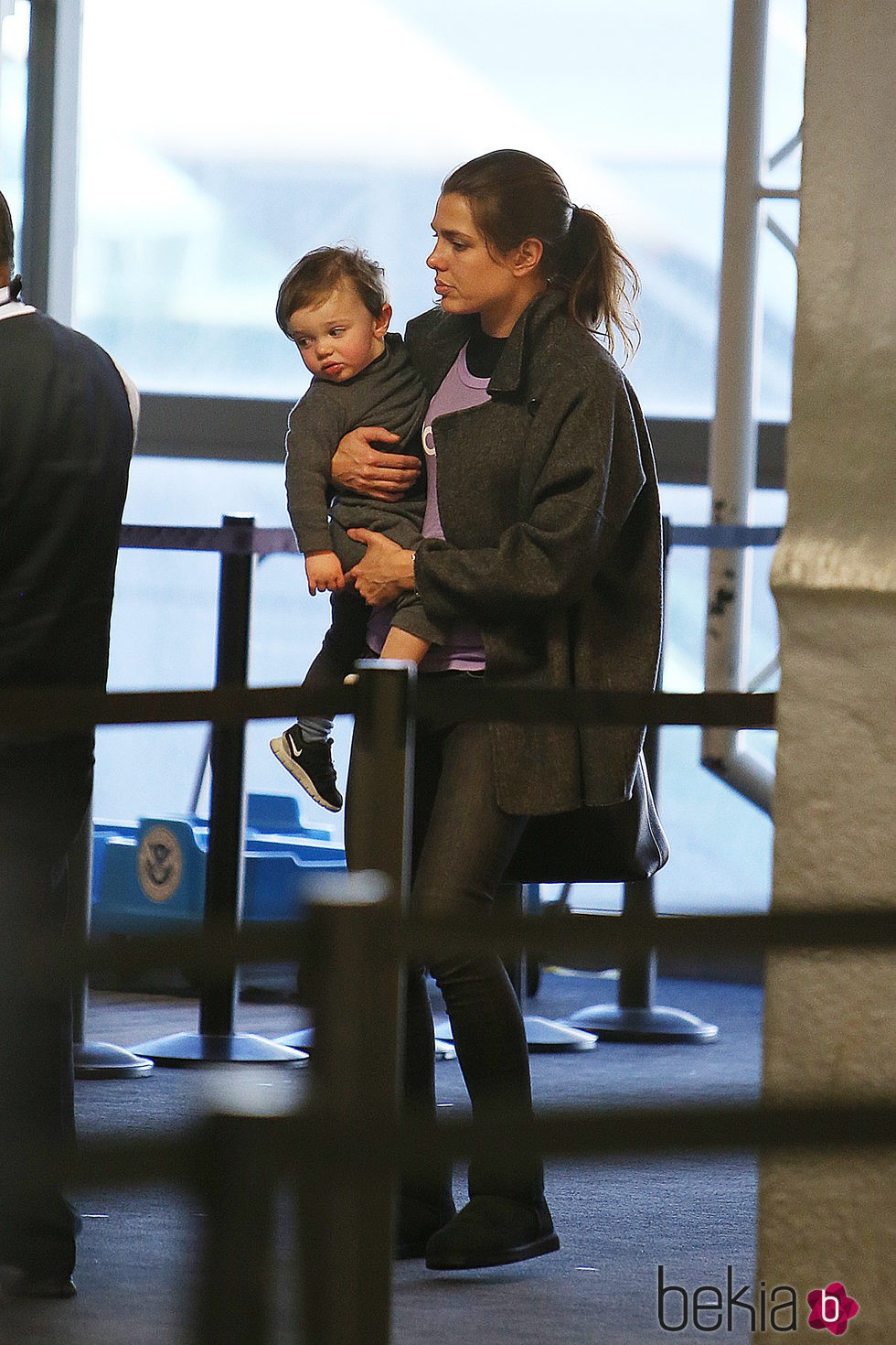 Carlota Casiraghi y su hijo Raphaël en el aeropuerto de Los Angeles