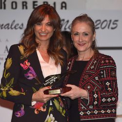 Mariló Montero recibe el Premio Pata Negra 2015 de manos de Cristina Cifuentes