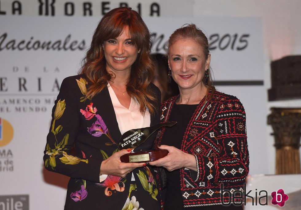 Mariló Montero recibe el Premio Pata Negra 2015 de manos de Cristina Cifuentes