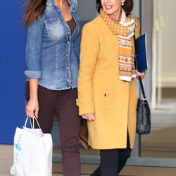 Lara Álvarez y la madre de Fernando Alonso saliendo del hospital de Barcelona