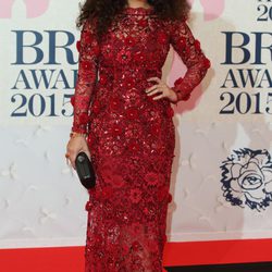 Rebecca Ferguson en la alfombra roja de los Brit Awards 2015