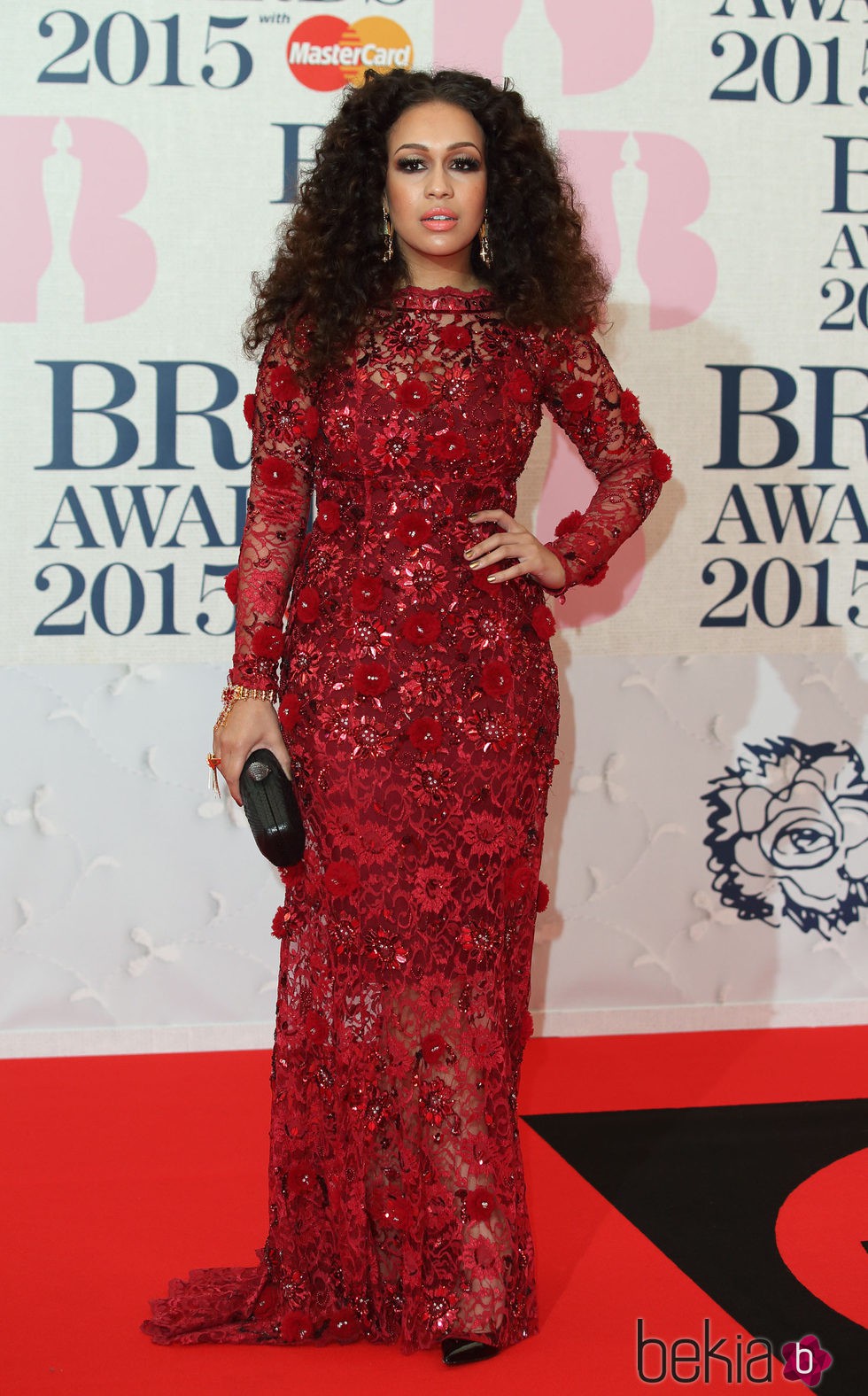 Rebecca Ferguson en la alfombra roja de los Brit Awards 2015