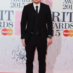 Ed Sheeran en la alfombra roja de los Brit Awards 2015