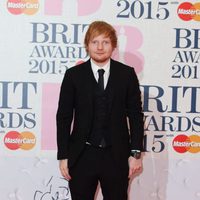 Ed Sheeran en la alfombra roja de los Brit Awards 2015