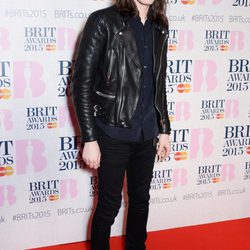 James Bay en la alfombra roja de los Brit Awards 2015