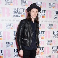 James Bay en la alfombra roja de los Brit Awards 2015
