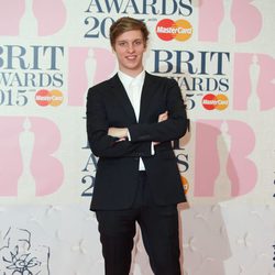 George Ezra en la alfombra roja de los Brit Awards 2015