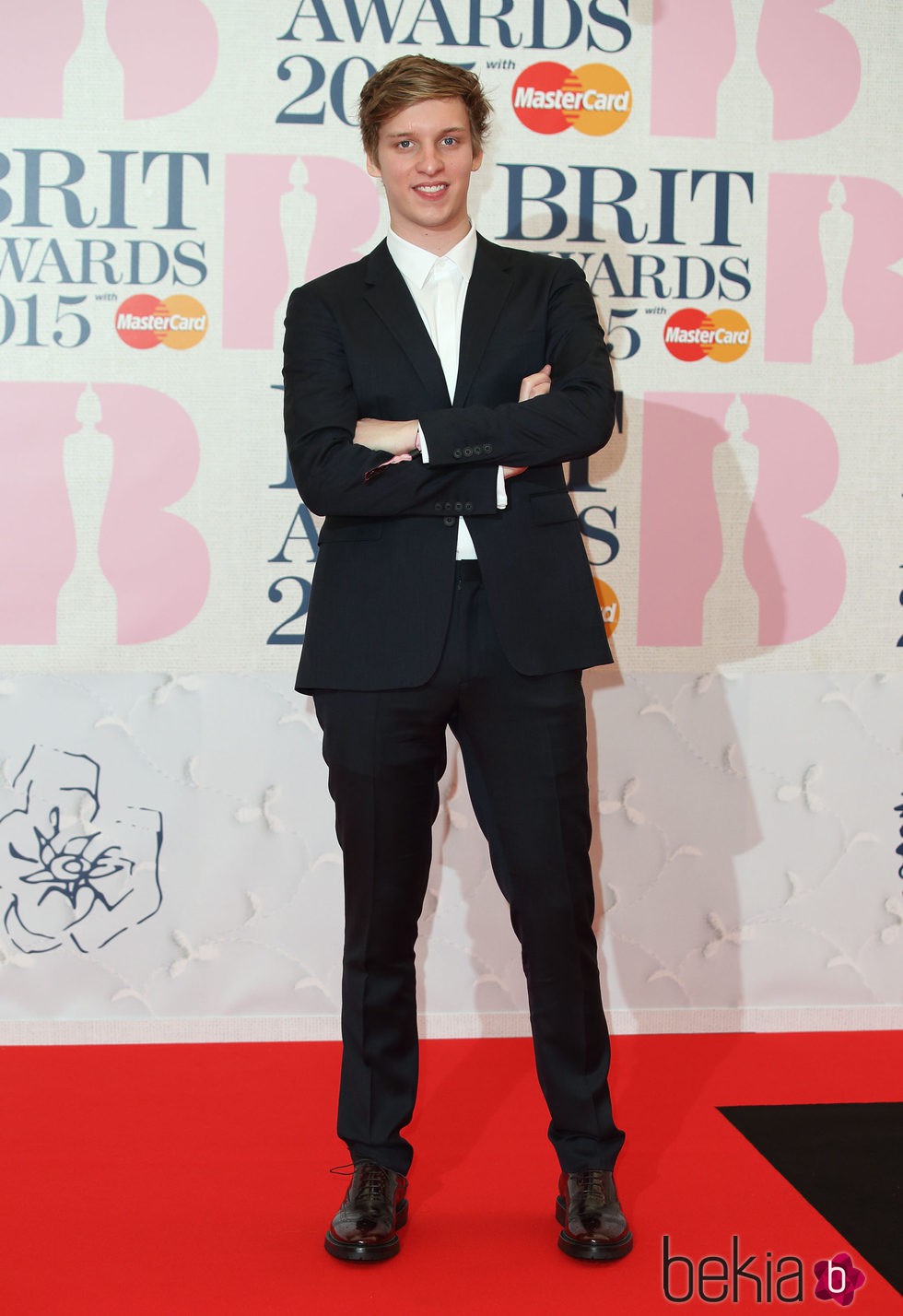 George Ezra en la alfombra roja de los Brit Awards 2015