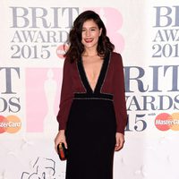 Jessie Ware en la alfombra roja de los Brit Awards 2015