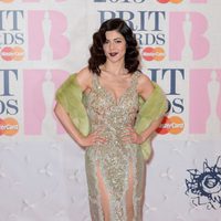 Marina and the Diamonds en la alfombra roja de los Brit Awards 2015