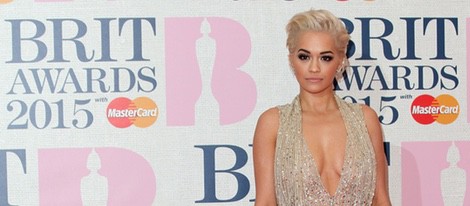 Rita Ora en la alfombra roja de los Brit Awards 2015