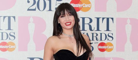 Daisy Lowe en la alfombra roja de los Brit Awards 2015