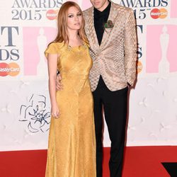 Joséphine de La Baume y Mark Ronson en la alfombra roja de los Brit Awards 2015