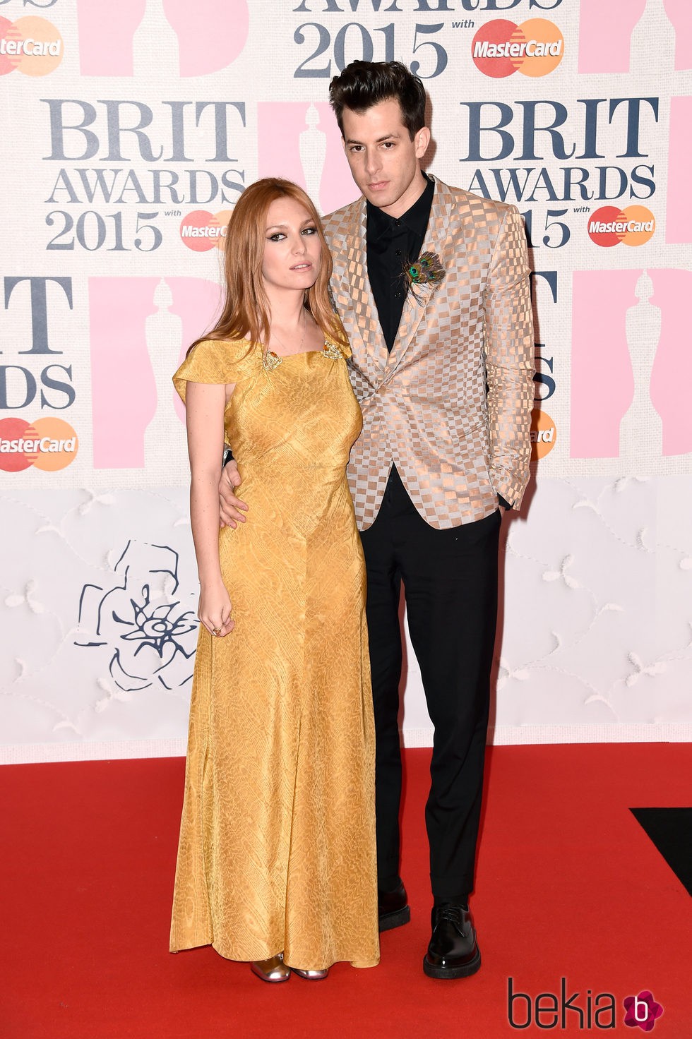 Joséphine de La Baume y Mark Ronson en la alfombra roja de los Brit Awards 2015