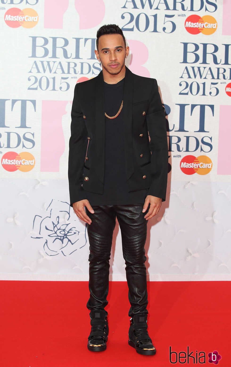 Lewis Hamilton en la alfombra roja de los Brit Awards 2015