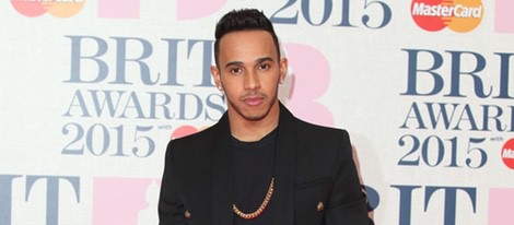 Lewis Hamilton en la alfombra roja de los Brit Awards 2015