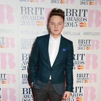 Conor Maynard en la alfombra roja de los Brit Awards 2015