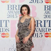 Charli XCX en la alfombra roja de los Brit Awards 2015