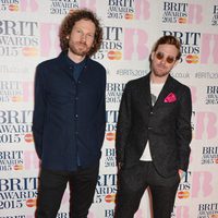 Kaiser Chiefs en la alfombra roja de los Brit Awards 2015