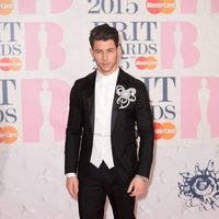 Nick Jonas en la alfombra roja de los Brit Awards 2015