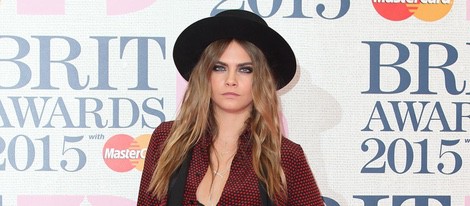 Cara Delevingne en la alfombra roja de los Brit Awards 2015