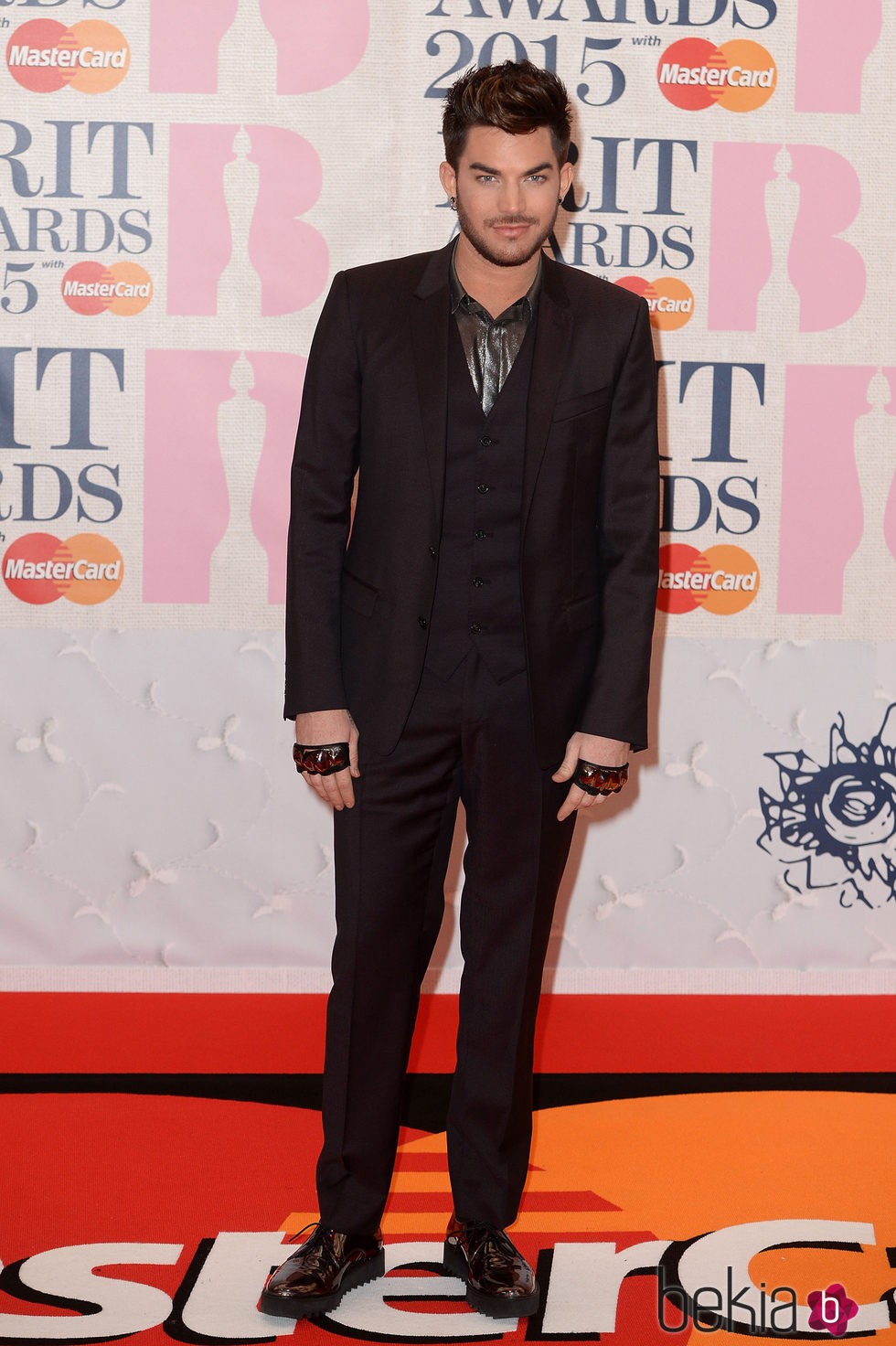 Adam Lambert en la alfombra roja de los Brit Awards 2015