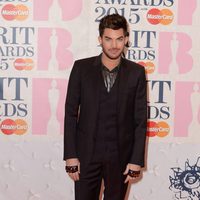 Adam Lambert en la alfombra roja de los Brit Awards 2015