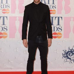 Calvin Harris en la alfombra roja de los Brit Awards 2015