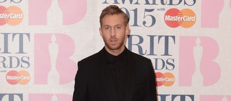 Calvin Harris en la alfombra roja de los Brit Awards 2015