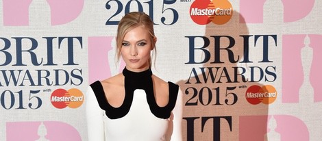 Karlie Kloss en la alfombra roja de los Brit Awards 2015