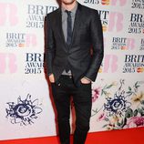 Jeremy Irvine en la alfombra roja de los Brit Awards 2015