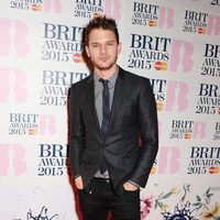 Jeremy Irvine en la alfombra roja de los Brit Awards 2015