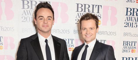 Anthony McPartlin y Declan Donnelly en la alfombra roja de los Brit Awards 2015