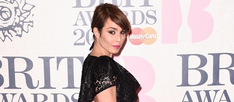 Noomi Rapace en la alfombra roja de los Brit Awards 2015